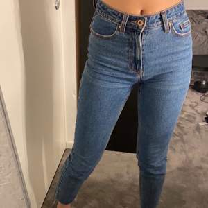 Jättefina jeans från Only i storlek 32. Säljer då dom inte används längre, köparen står för frakt💕