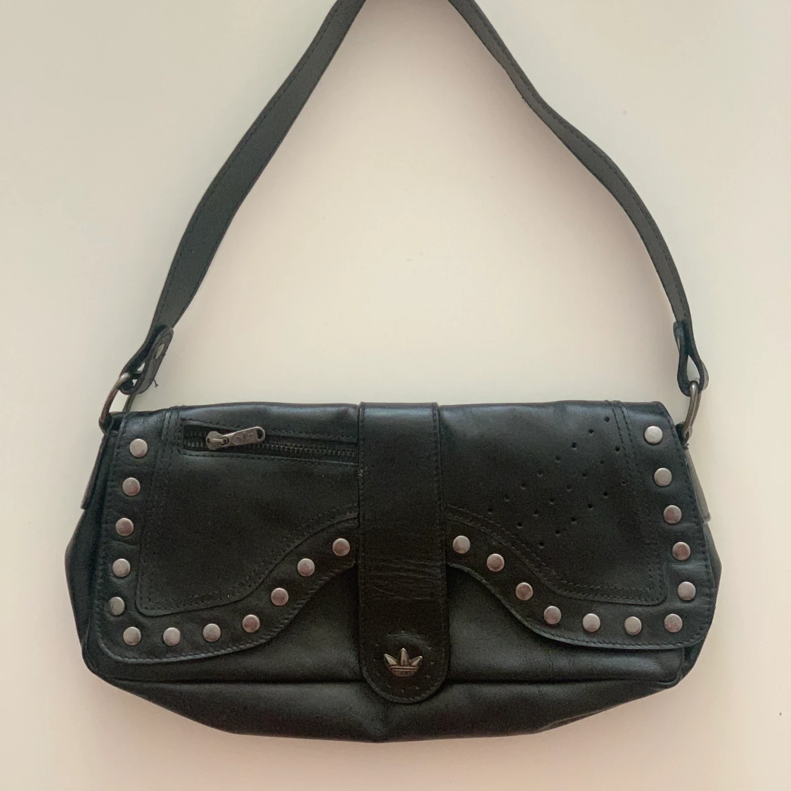 Trendig axelväska från adidas 