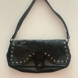 Trendig axelväska från adidas  - Trendig adidasväska i läder. Köpt secondhand men utan tydliga defekter, så gott som ny!