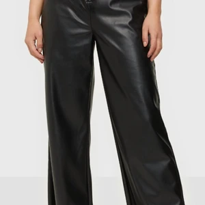 NLY trend  - Stretchig byxor, Svart, jag 161 och sätter på mig jättefint 