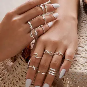 Fina silver ringar, passar bra till sommaren. 10 kr styck. Köparen står för frakten. Frakten är samma oavsett hur många man köper. Säljer för att de inte passade mig (fick i present) Meddela vid fler frågor 💖