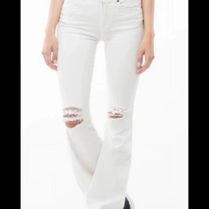 Vita bootcutjeans - Säljer samma byxor som på bilden från Dr Denim. Köpare står för frakt. Skriv för egna bilder