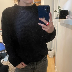 Svart stickad  - Svart stickad tröja i en större modell från COS.