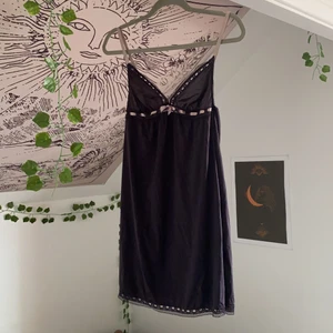 thriftat linne 💓💓💓 - jättesött genomskinligt linne i silkesmaterial 😌🌻 har bara haft den liggandes i min garderob sen jag thriftade den, aldrig använt 💓 storlek S