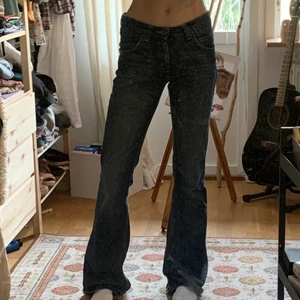 Lee jeans  - Så fina lågmidjade lee jeans! 💞                 Jag säljer för att de tyvärr är lite för stora för mig. 