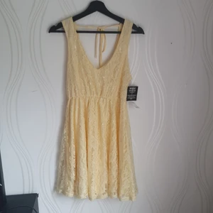 Somrig klänning🌼 - Helt ny med lapp kvar ifrån nelly🌼 perfekta sommar klänningen🌼