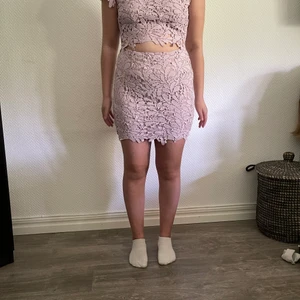 NA-KD kläning  - super fin klänning från NA-KD i violet färg och storlek xs, och ”cut out” på magen. Denna kläning är perfekt till sommaren, avslutning, bröllop m.m endast använd 1 gång