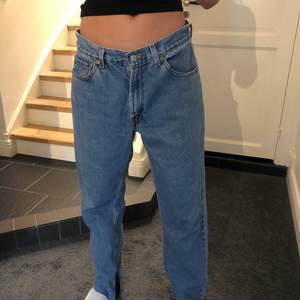 Ett par Levis jeans i bra skick som jag har klippt i längden och klippt en slits på insidan av byxbenet. Men forfarande hela och fina🥰