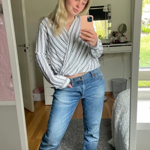 Randig skjorta/blus  - En super söt skjort/ blus från hollister. Bara använde 1 gång och är i ett väldigt mjukt och skönt material. Går att knäppa framtill men också ha öppet. Storlek S. Köparen står för frakten 