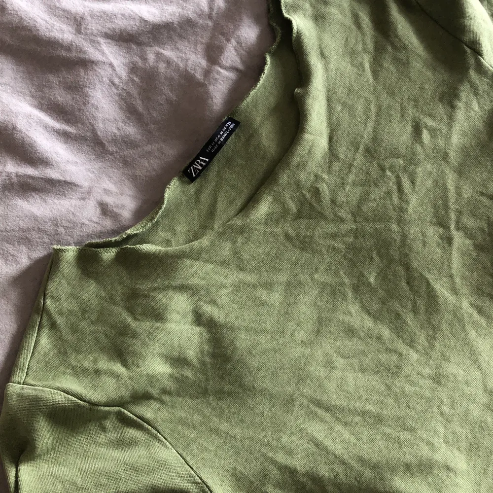Grön croppad T-shirt från zara köpt för två år sedan, använd flertal gånger men i bra skick!. T-shirts.