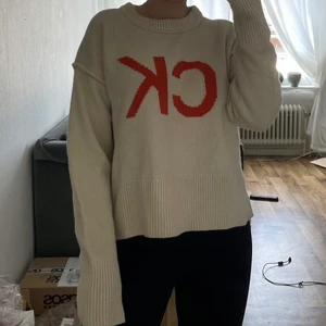 Calvin Klein tröja  - Stickad tröja från Calvin Klein i strl S. Använd 1-2 gånger. Frakt tillkommer!