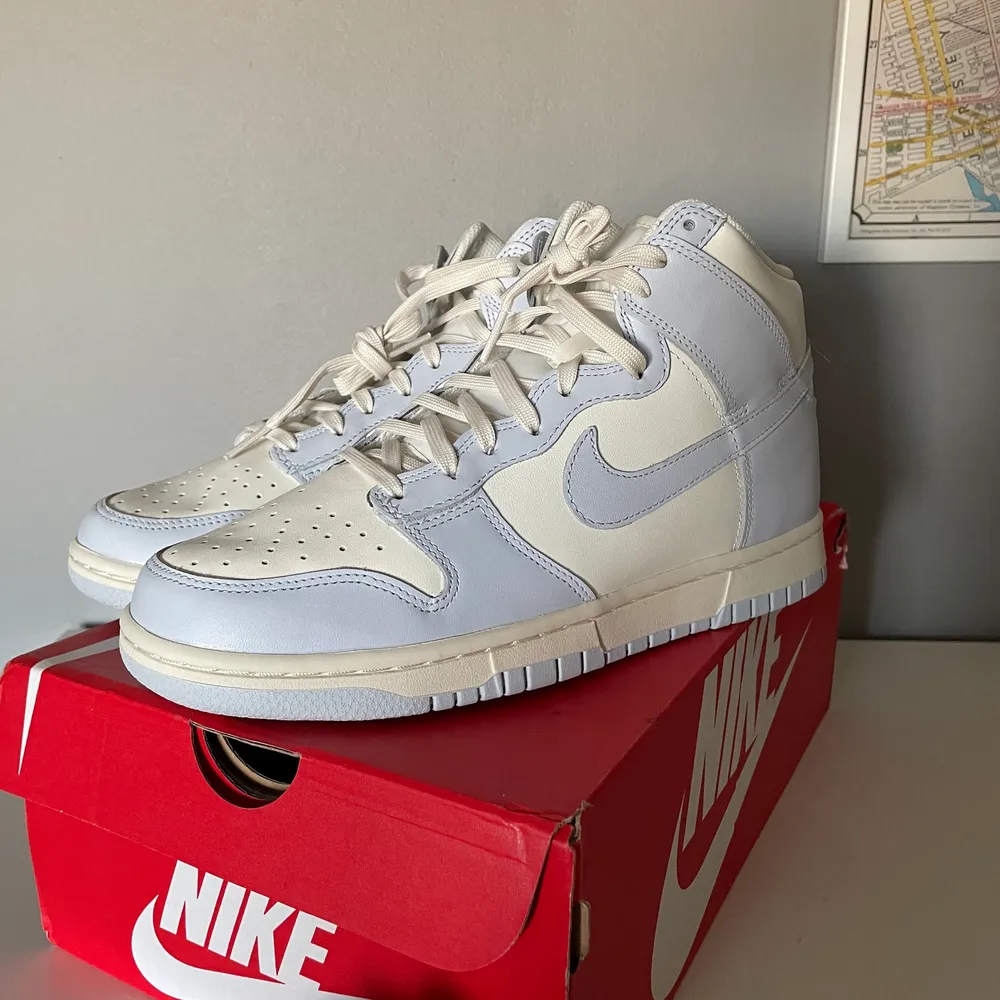 Hej, säljer ett par Nike dunk high football grey i storlek 40, wmns 8,5. De är helt nya, aldrig använda. Skickas dubbelboxat, vid frågor är det bara skicka meddelande. Köparen står för frakt . Skor.