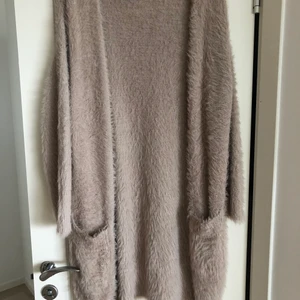 Riktigt mysig tröja  - En riktigt mysig tröja som passar perfekt till sköna kvällar. Lång och passar storlek upp till S/M