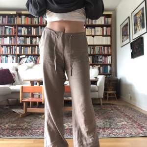 Bruna Linne byxor från Zara, Vida och fladdriga. Linne tyg. Köp för några veckor sen men har för många. Jag är 1.67 m lång