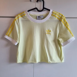 Croppad adidias top - Adidas t-shirt som är klippt till cropped top. 