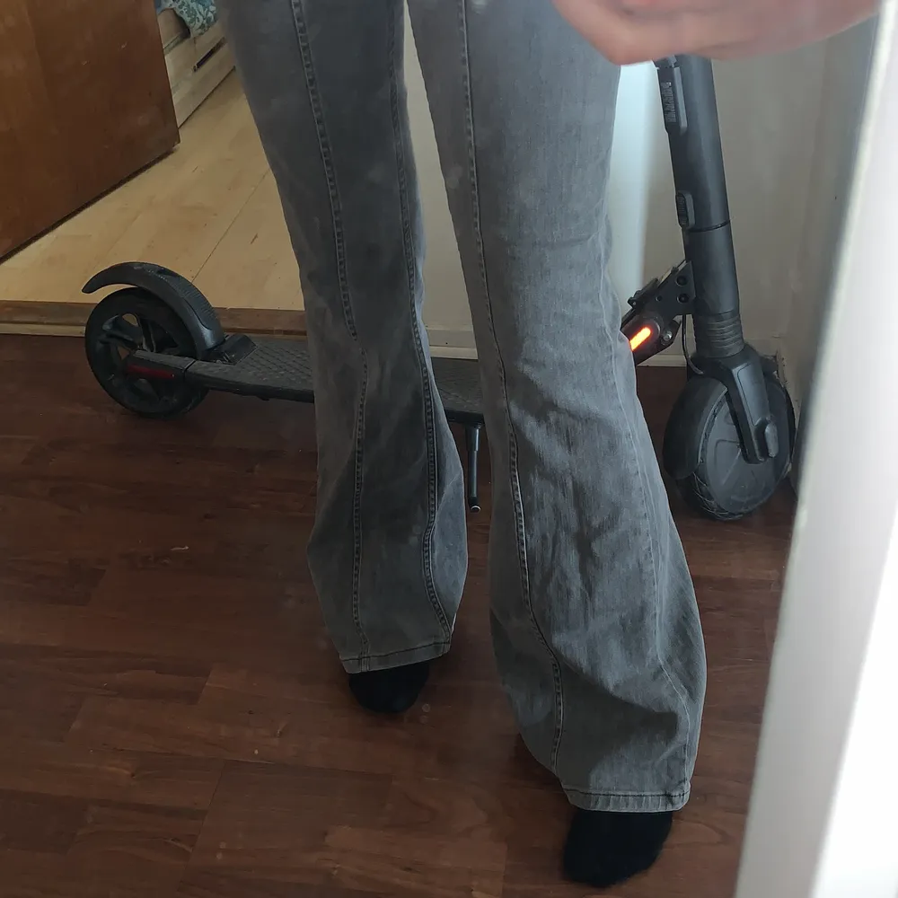 Jätte fina gråa boutcut jeans med en fin söm på benet och jätte fin längd på mig som 162/163. Jeans & Byxor.