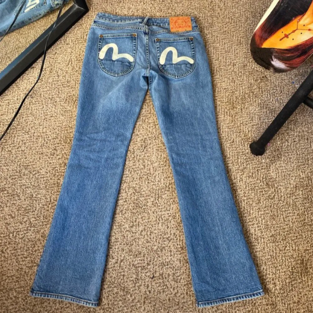 !!EVISU BOOTCUT JEANS!! sååå snygga evisu bootcut jeans från depop, men för lite för korta på mig som är 170😭 bra skick BUDA FRÅN 250❤️. Jeans & Byxor.
