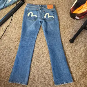 !!EVISU BOOTCUT JEANS!! sååå snygga evisu bootcut jeans från depop, men för lite för korta på mig som är 170😭 bra skick BUDA FRÅN 250❤️