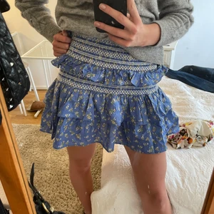 Volangkjol  - Säljer nu denna jättefina blommiga volangkjol från reclaiming vintage köpt på ASOS. Köparen står för frakt. Hör av dig för mer bilder eller frågor. Storleken är 42 men helt fel i storleken då den passar mig som är Xs/S men skulle säga att den passar allt från Xs/M kanske L också.  BUD just nu: 250kr, köp direkt för 300kr❤️