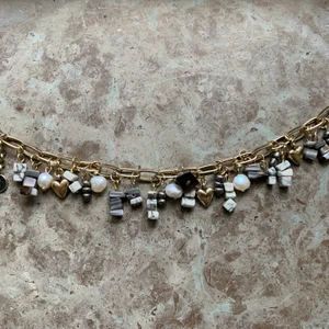 Armband  - Fint armband med blandade berlocker. Frakt ingår inte men kan diskuteras, och kan mötas upp i Stockholmsområdet ❤️