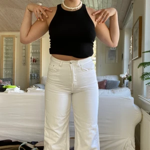vita jeans  - as snygga vita jeans! säljer då jag redan har ett par vita jeans! As snygg modell och sitter så snyggt på, har tyvärr blivit lite för tighta för mig! Storlek 38🌈