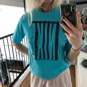 Nike t-shirt  - Ascool blå Nike t-shirt i storlek S. Fint skick.