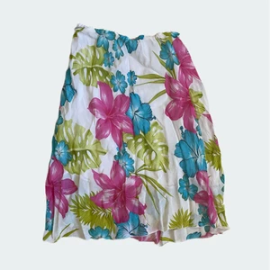 Kjol med tropiskt blommigt mönster - Kjol med 2000 tals / 90 tals mönster i stretching material och storlek s