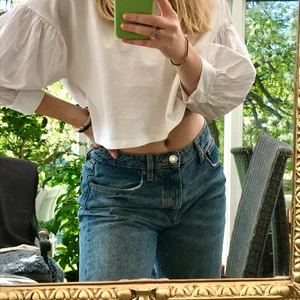 Vit blus - Säljer en vit blus från Bershka! Puffärmarna är i blusmaterial men den övriga tröjan är i ”vanligt” tröjmaterial.