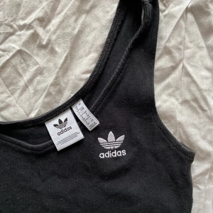 Adidas Croptop S - Knappt använd crop top, skitfin till sommaren! Storlek S och kan mötas upp i skövde. Superduperfin