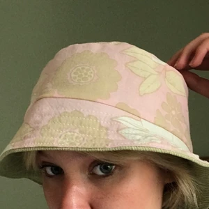 Egensydd buckethat! - Så söt reversible buckethat som jag sytt själv i ett så fint 70-tals blommigt tyg och grön manchester!💓 Försökte mig på att göra ett eget mönster vilket blev lite halvmisslyckat (därav priset) så vissa delar har veck på (syns på bild 3), men det tänker man inte så mycket på om man har det där bak!😁❤️ 