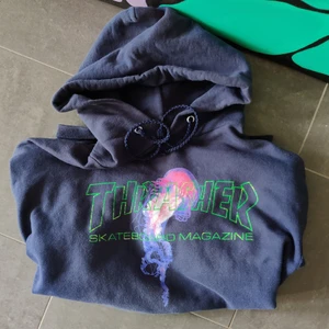 Thrasher hoodie - Thrasher hoodie köpt i Österrike på blue tomato. Svin snyggt tryck med en färgstark manet och smal grön text på armarna. I använt skick men inga hål osv. Väldigt skön passform. Skriv för fler bilder. Köparen står för frakt. LÄGG BUD I KOMENTARERNA