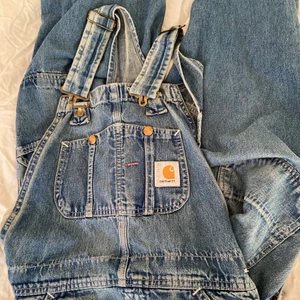 Carhartt Hängselbyxor S/M  - 🚨Lägger upp igen då köpare dragit sig ur 🚨Carhartt hängselbyxor som passar S bäst! Har klippt av de något då de var för långa för mig. Passar 160-165 skulle jag säga! De är välanvända - men snyggt slitna! Möts i Stockholm eller så står köparen för frakt för 66 kr (spårbart och säkert med PostNord) 💕