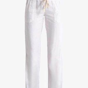 Linnebyxor-roxy  - Säljer nu mina jättefina oanvända linnebyxor från roxy, i storlek M men ganska små i storlek så passar även s-xs köp direkt- 550kr (säljer pgd av felköp av storlek) (bild två lånad)