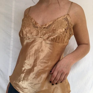 Siden linne - Underbart linne med fina detaljer. Liknar den populära modellen från zara! Som ny, defektfri. Märkt som storlek m, visas på storlek s. Köpare står för frakt