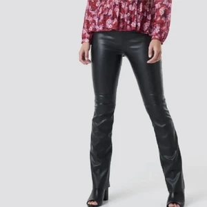 Utsvängda Skinnbyxor från nakd - Utsvängda skinnbyxor från nakd. Superfina men dessvärre för små för mig, använda 1-2 gånger.  STRL 34