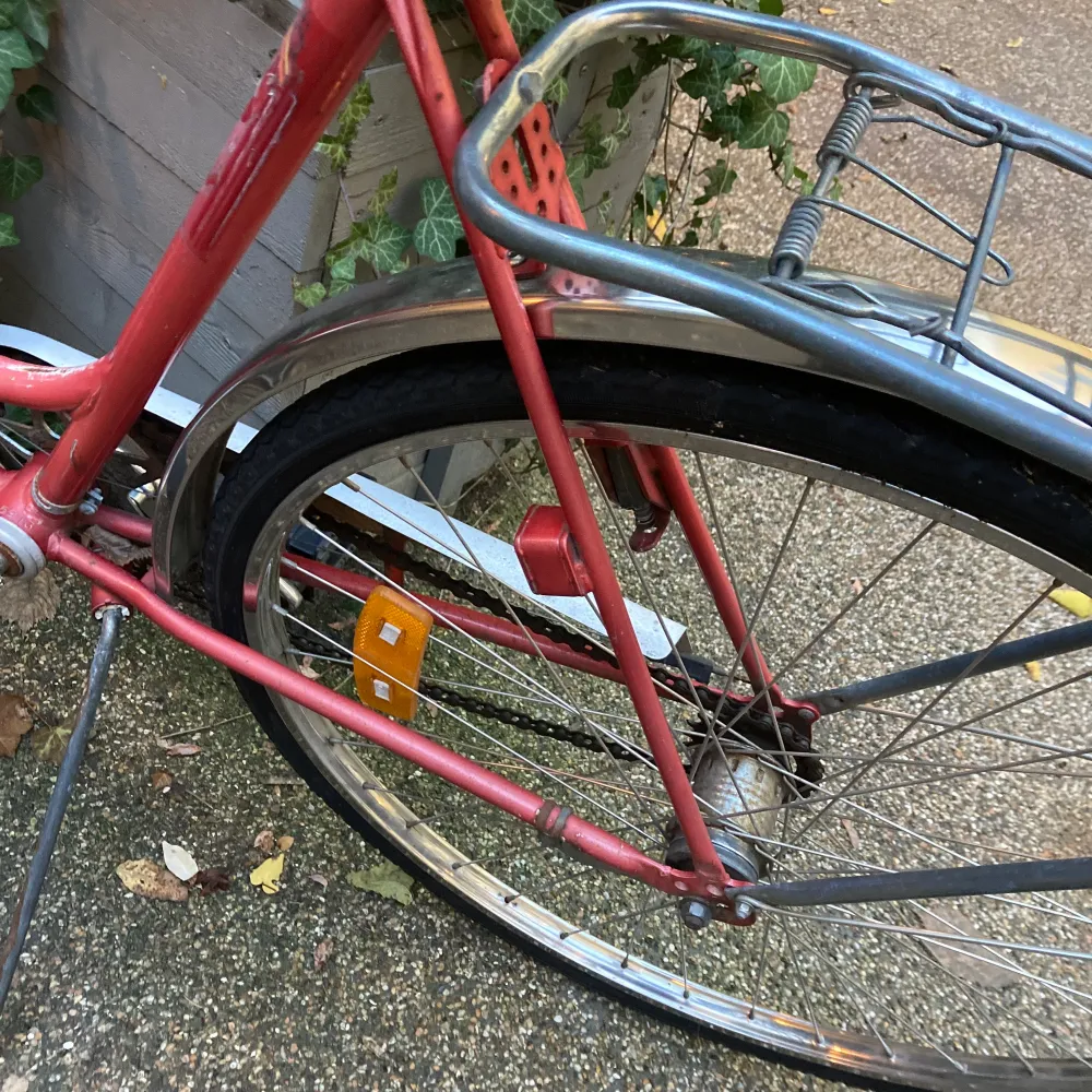 Köpt i en affär som återvinner cyklar. Den här cykeln är aldrig använd så den är i precis samma skick som när jag köpte den. 0 växlar så funkar fint att använda som cykel i stan.   Jag har kvittot kvar. Finns att hämta på Södermalm (Zinkensdamm).. Övrigt.