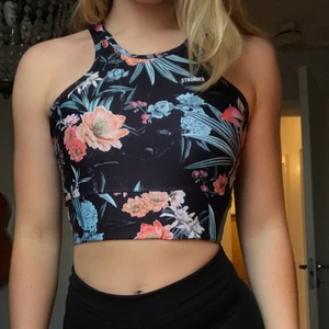 Sport-bh/topp från Stronger - Använd ett par tillfällen men har inte svettats i den. DM för fler bilder ✨