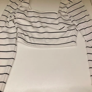 Randig tröja  - Köpt i augusti men har ej kommit till användning🤍