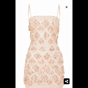 Glitter klänning med prislapp - Fantastisk nyårsklänning från pretty little thing. Aldrig använd, prislapp kvar. 