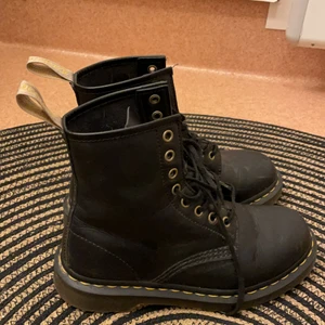Dr martens kängor  - Kängor i gott skick till salu. Sälj pga fel storlek.
