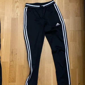 ett par adidas byxor, XSS - Ett par svarta adidasbyxor i storlek XSS. Träningsmaterial. Använd 1 gång för ca 4/5 år sen.