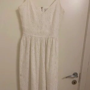 Vit spets klänning - Är inte säker på om jag vill sälja, beror på hur myclet den går upp i pris, använd 1 gång 