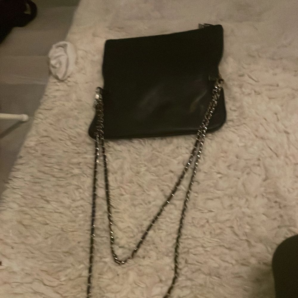 Fin Zadig väska köpt för 3300 ungefär fint skick men metallen har tappat lite färg här och där, dragkedjan på baksidan går även ej att stänga. Budgivning avslutas på fredag❤️ Stora modellen!❤️. Väskor.