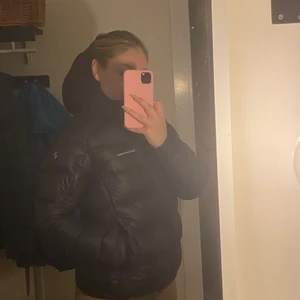 PEAK PERFORMANCE JACKA, storlek S  - Säljer nu min svarta peak performance jacka då jag valt att köpa en annan jacka. Den är inprencip i ny skick, använd ett par gånger. FRAKTEN står köparen för. 