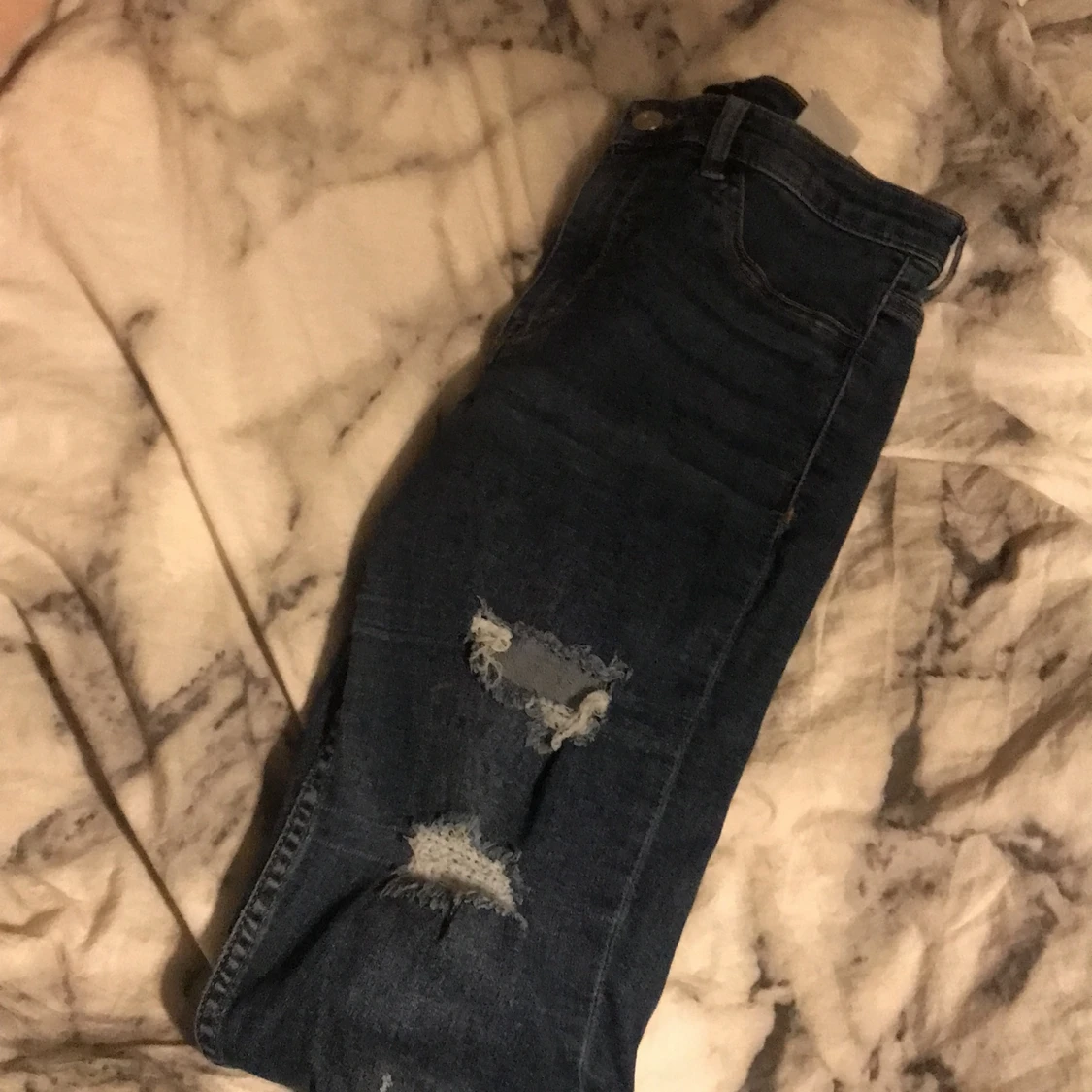 •Skinny jeans med hål - 90