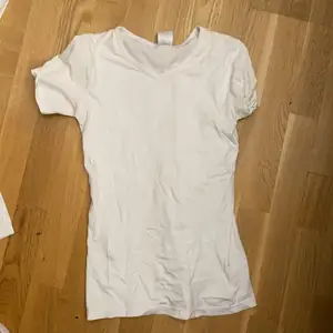 En vit T-shirt i storlek XS. Använd 1/2 gånger för ca 3 år sen. 