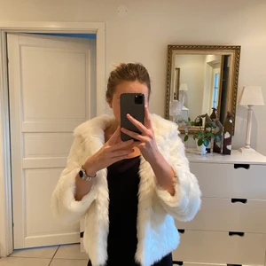 Vit fuskpäls från Guess - Vit fuskpäls från Guess