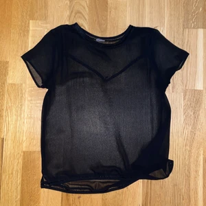 svart tunn t-shirt, storlek XS - En tunn svart T-short som är synlig, alltså man kan se igenom. Aldrig använd. 