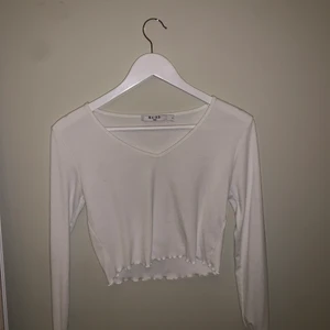 Vit tröja från NA-KD, storlek S - Vit tröja från nakd som är i väldigt bra skick, köparen står för frakt 💙