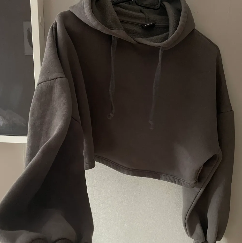Säljer en militärgrön cropped hoodie, kommer ej till användning. Står att det är en XXS men den passar mig som är en M, den är stor i storleken!. Hoodies.